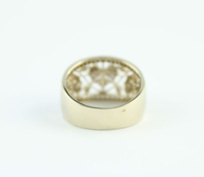 Bague en or gris 18K (750/1000) ajourée pavée...