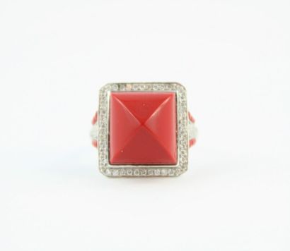 Bague or gris 18K (750/1000) ornée d'un cabochon...