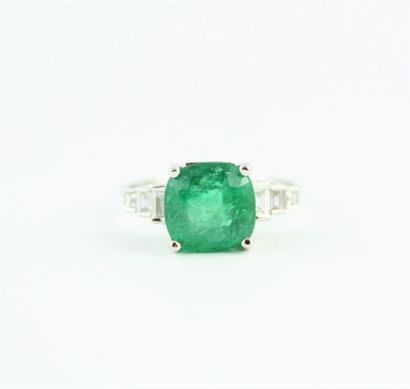Bague en or gris 18K (750/1000) ornée d'une...