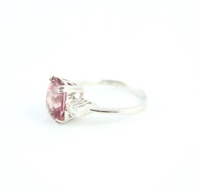 Bague en or gris 18K (750/1000) ornée d'une...