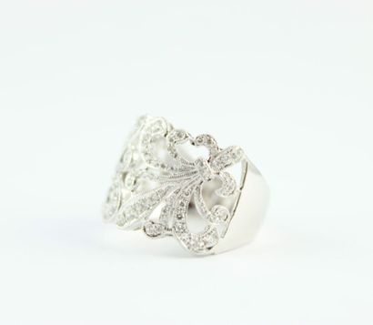 Bague en or gris 18K (750/1000) formant un...