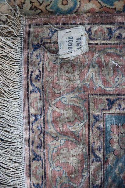 Tapis Nain . Laine et soie. Iran. Circa 1975....