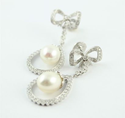Paire de boucle d'oreille en or gris 18K...