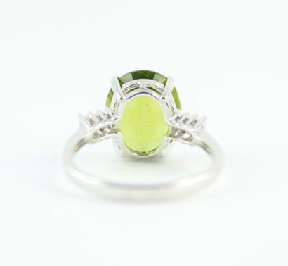 Bague en or gris18K (750/1000) sertie d'un...