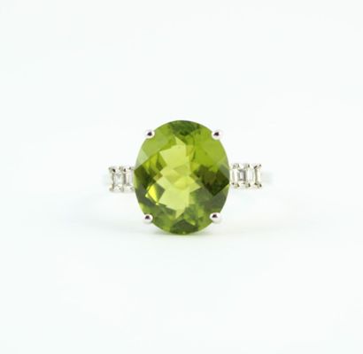 Bague en or gris18K (750/1000) sertie d'un...