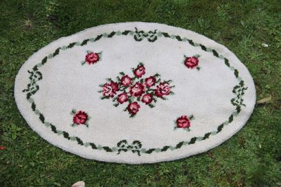 Carpet mécanique ovale à décor floral sur...