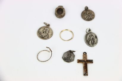 Lot comprenant une croix de baptême, une...