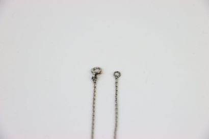 Collier en or blanc 18K (750/1000) . Composé...