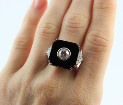 Bague en or gris 18K (750/1000) de style...