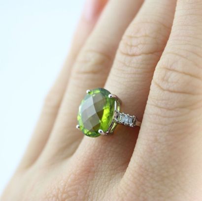 Bague en or gris18K (750/1000) sertie d'un...