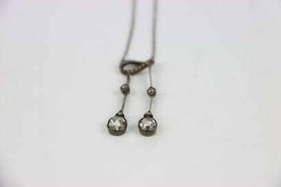 Collier en or blanc 18K (750/1000) . Composé...