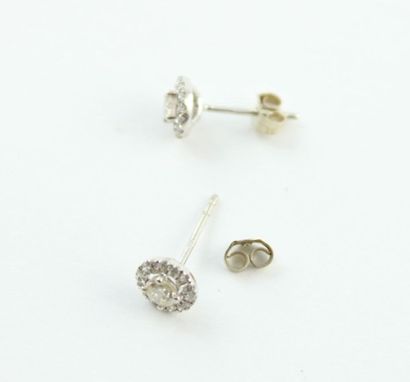 Paire de boutons d'oreilles en or blanc 18K...