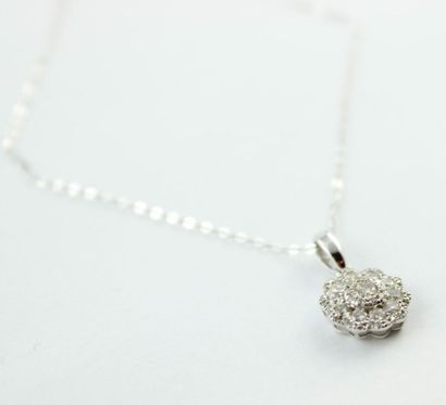 Collier en or gris 18K (750/1000) orné d'une...