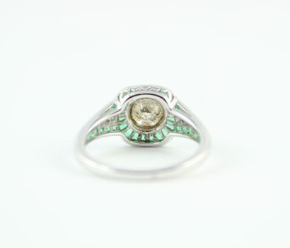 Bague or gris 18K (750/1000) sertie d'un...