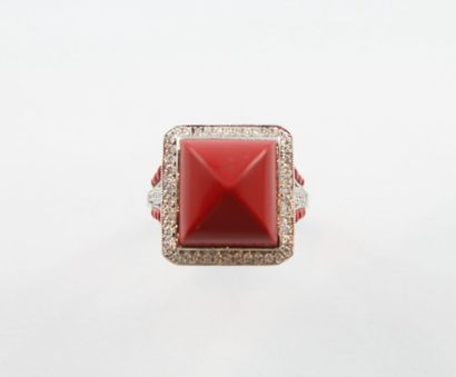Bague or gris 18K (750/1000) ornée d'un cabochon...