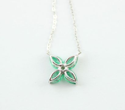 Collier en or gris 18K (750/1000) orné de...