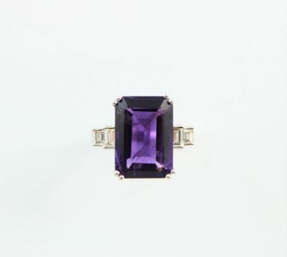 Bague en or gris 18K (750/1000) de style...