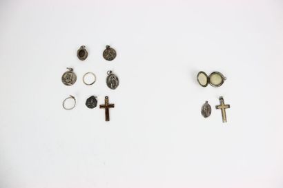Lot comprenant une croix de baptême, une...