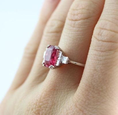 Bague en or blanc 18K (750/1000) ornée spinelle...