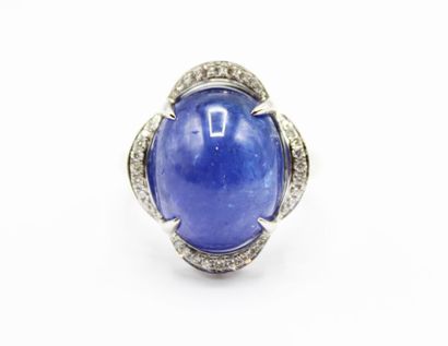 Bague en or gris 18K (750/1000) centrée d'un...