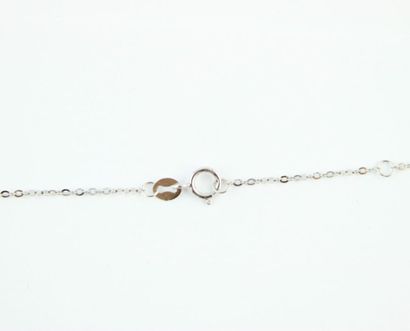 Collier en or gris 18K (750/1000) orné de...