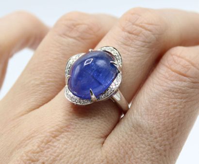 Bague en or gris 18K (750/1000) centrée d'un...