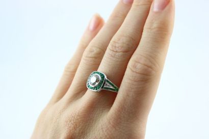 Bague or gris 18K (750/1000) sertie d'un...