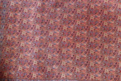IRAN. XXe. Tapis en laine fond rouge. Dimensions...