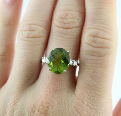 Bague en or gris18K (750/1000) sertie d'un...