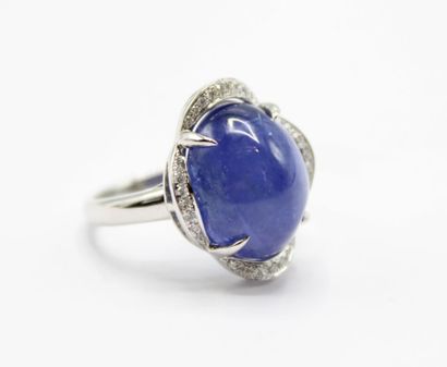 Bague en or gris 18K (750/1000) centrée d'un...