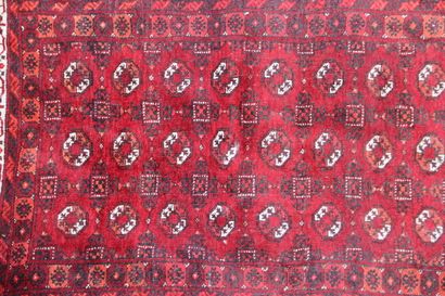 AFGHAN. Vers 1975. Tapis en laine à décor...