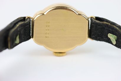 Montre bracelet de dame, boitier en or jaune...