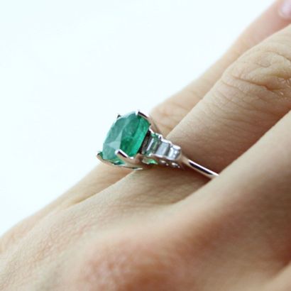 Bague en or gris 18K (750/1000) ornée d'une...