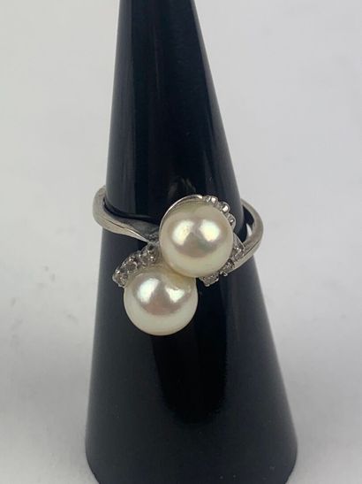Bague en or blanc, sertie par deux perles...