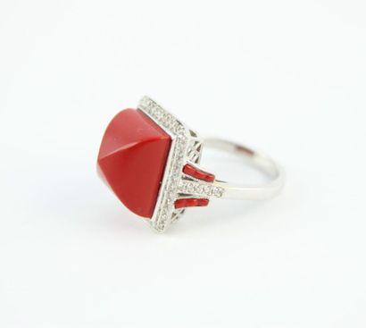 Bague or gris 18K (750/1000) ornée d'un cabochon...