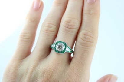 Bague or gris 18K (750/1000) sertie d'un...