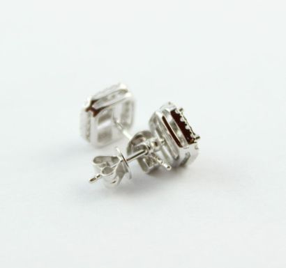 Paire de boutons d'oreilles en or blanc 18K...