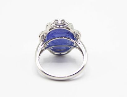 Bague en or gris 18K (750/1000) centrée d'un...