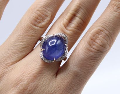 Bague en or gris 18K (750/1000) centrée d'un...