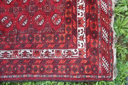 AFGHAN. Vers 1975. Tapis en laine à décor...