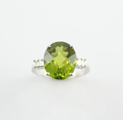 Bague en or gris18K (750/1000) sertie d'un...