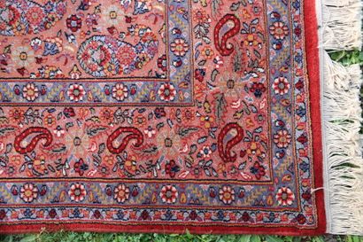 IRAN. XXe. Tapis en laine fond rouge. Dimensions...