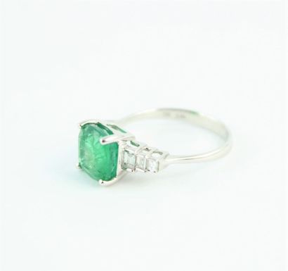 Bague en or gris 18K (750/1000) ornée d'une...