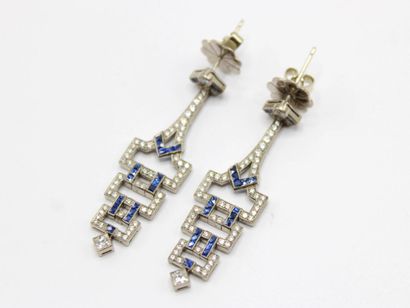 Paire de boucles d'oreille en or gris 18K...