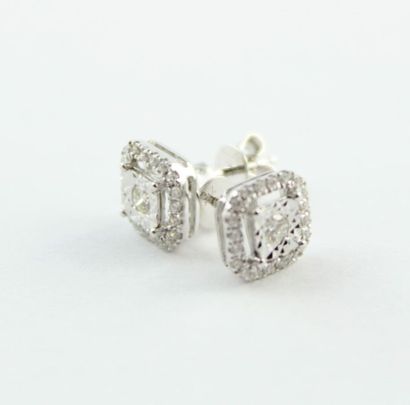 Paire de boutons d'oreilles en or blanc 18K...