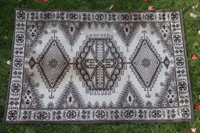 Grande carpet mécanique à décor floral géométrique....