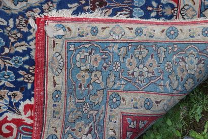 Tapis KASHAN laine et soie a fond rouge....