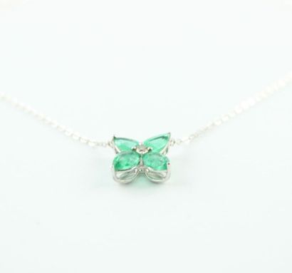 Collier en or gris 18K (750/1000) orné de...