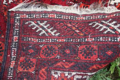 AFGHAN. Vers 1975. Tapis en laine à décor...
