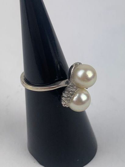 Bague en or blanc, sertie par deux perles...
